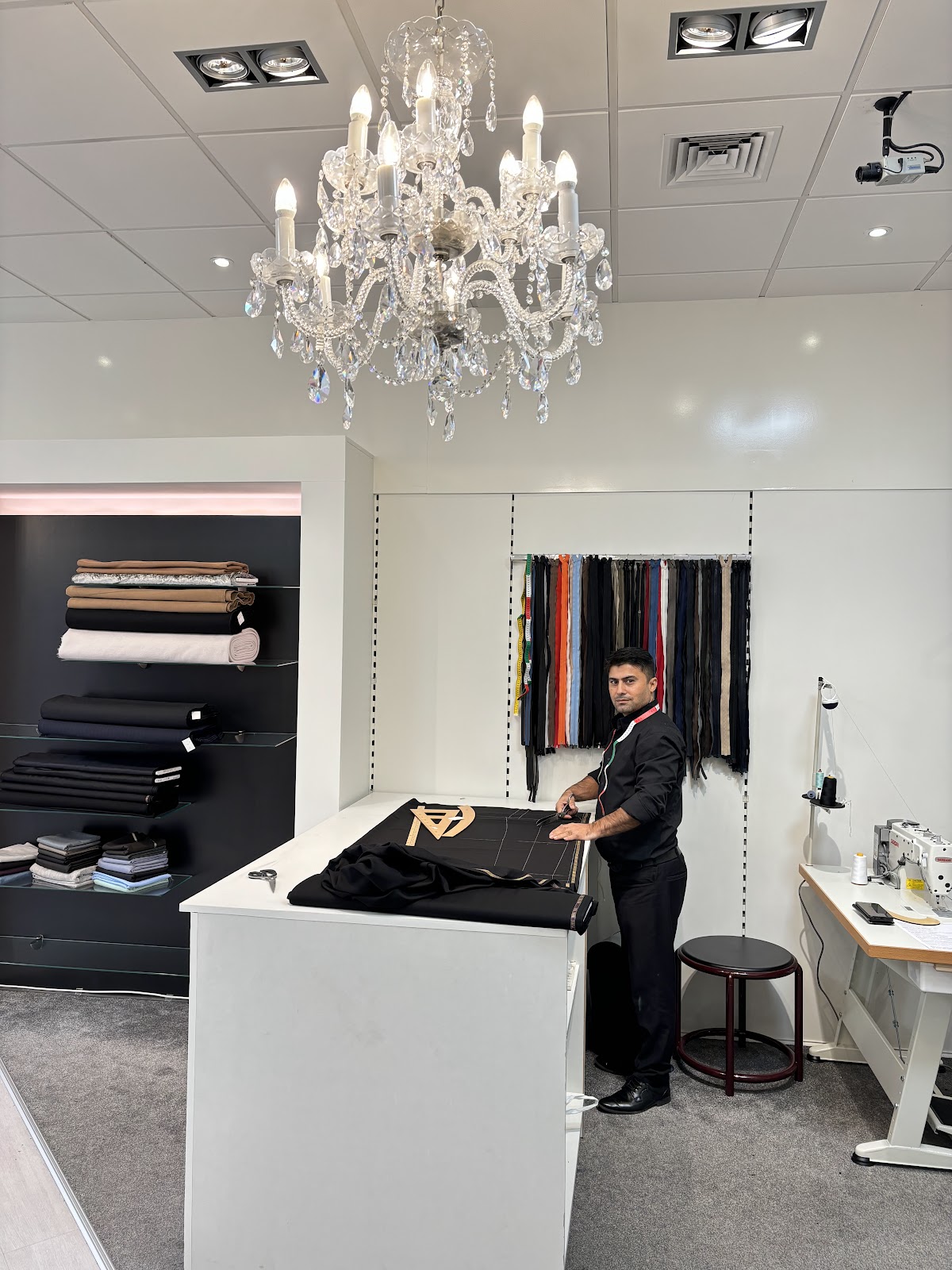 Werk in het atelier van ESTA Kleermaker.